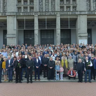 Jubileusz DA Węzeł - zdjęcie grupowe przed kościołem
