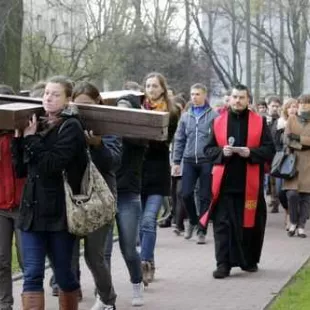 Droga Krzyżowa na miasteczku akademickim