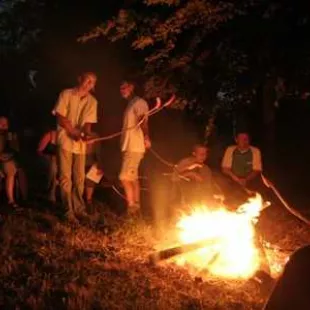 W Smłodzińskim lesie przy ognisku przygotowanym przez fantastycznego naszego Pana Kazia (pierwszy od prawej).